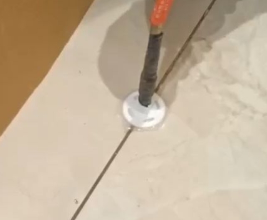 山城瓷砖空鼓维修公司专业解答瓷砖在铺贴过程中，如果没有涂抹均匀到位的粘结材料（如水泥砂浆或瓷砖胶），可能会导致以下问题